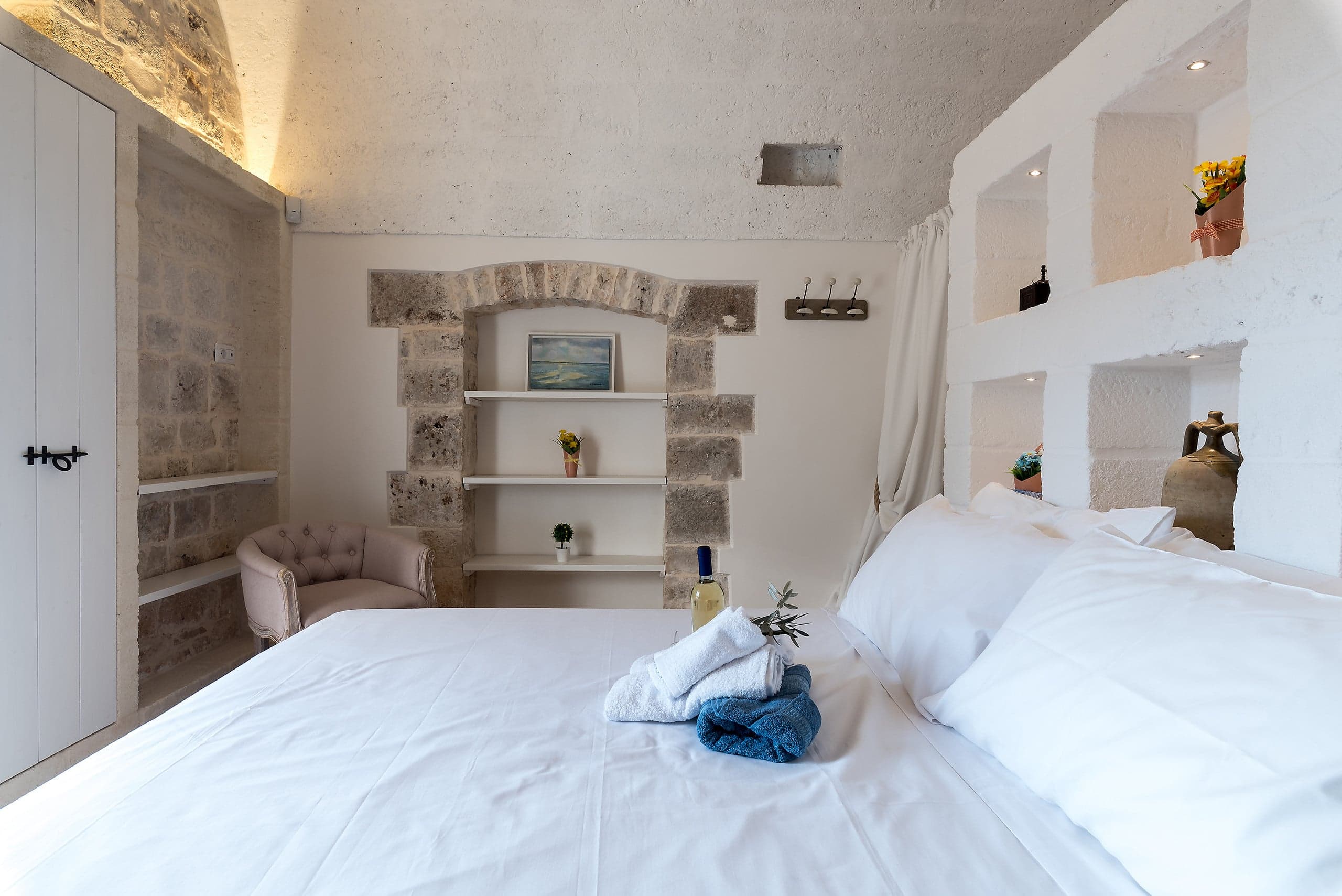 The independent room with exposed Puglian stone walls