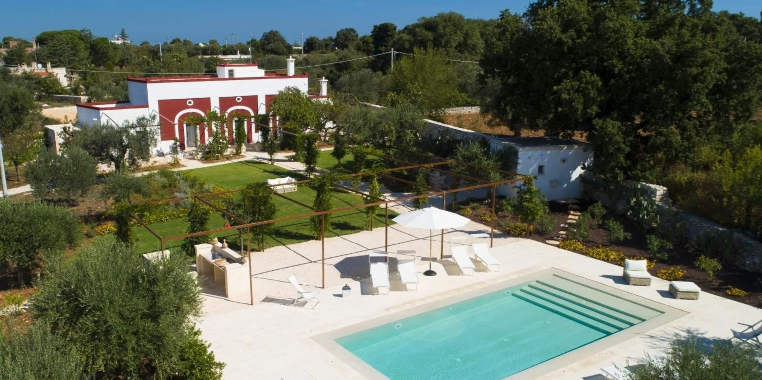 Vue aérienne du domaine : la masseria, la piscine et le jardin d'oliviers