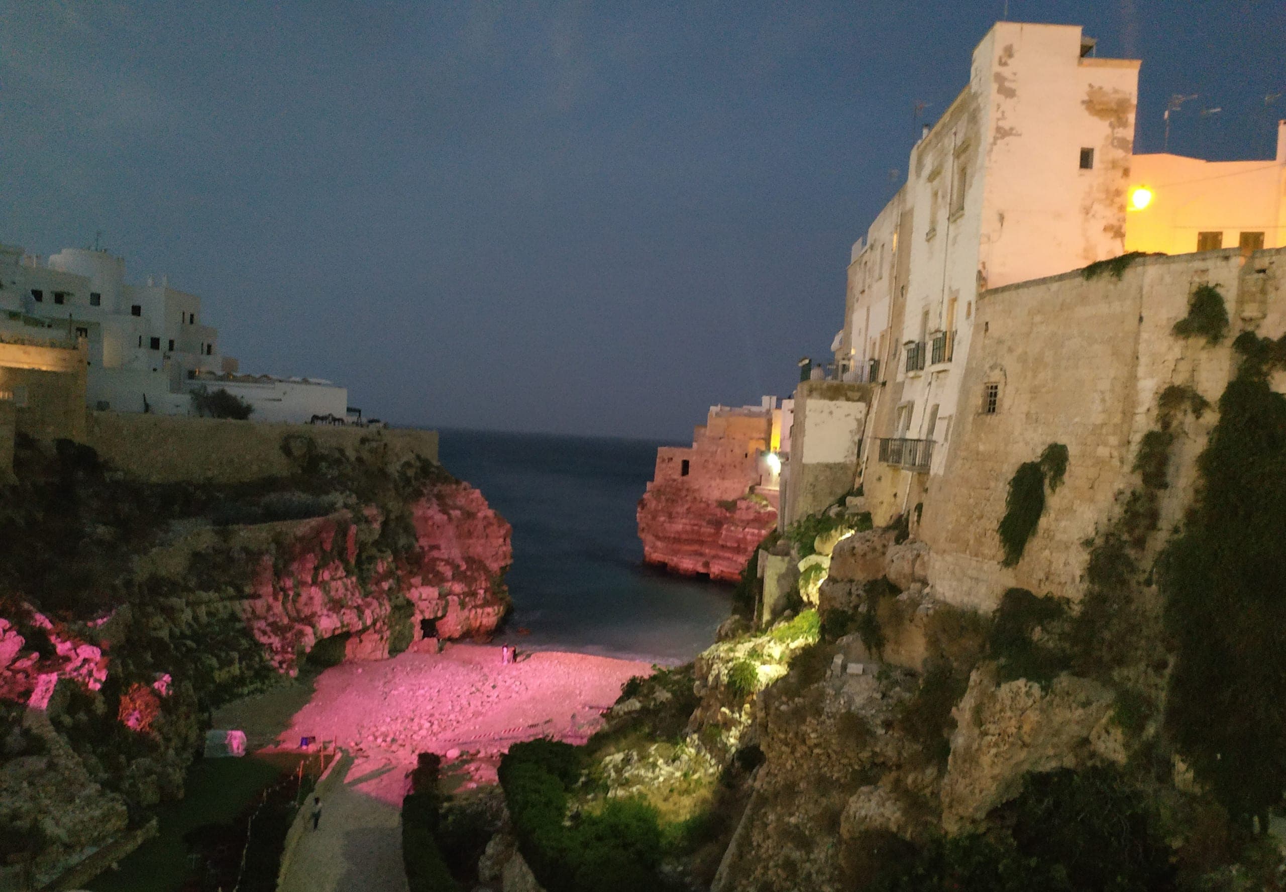 La crique de Lama Monachile à Polignano a Mare, éclairée à la nuit tombée