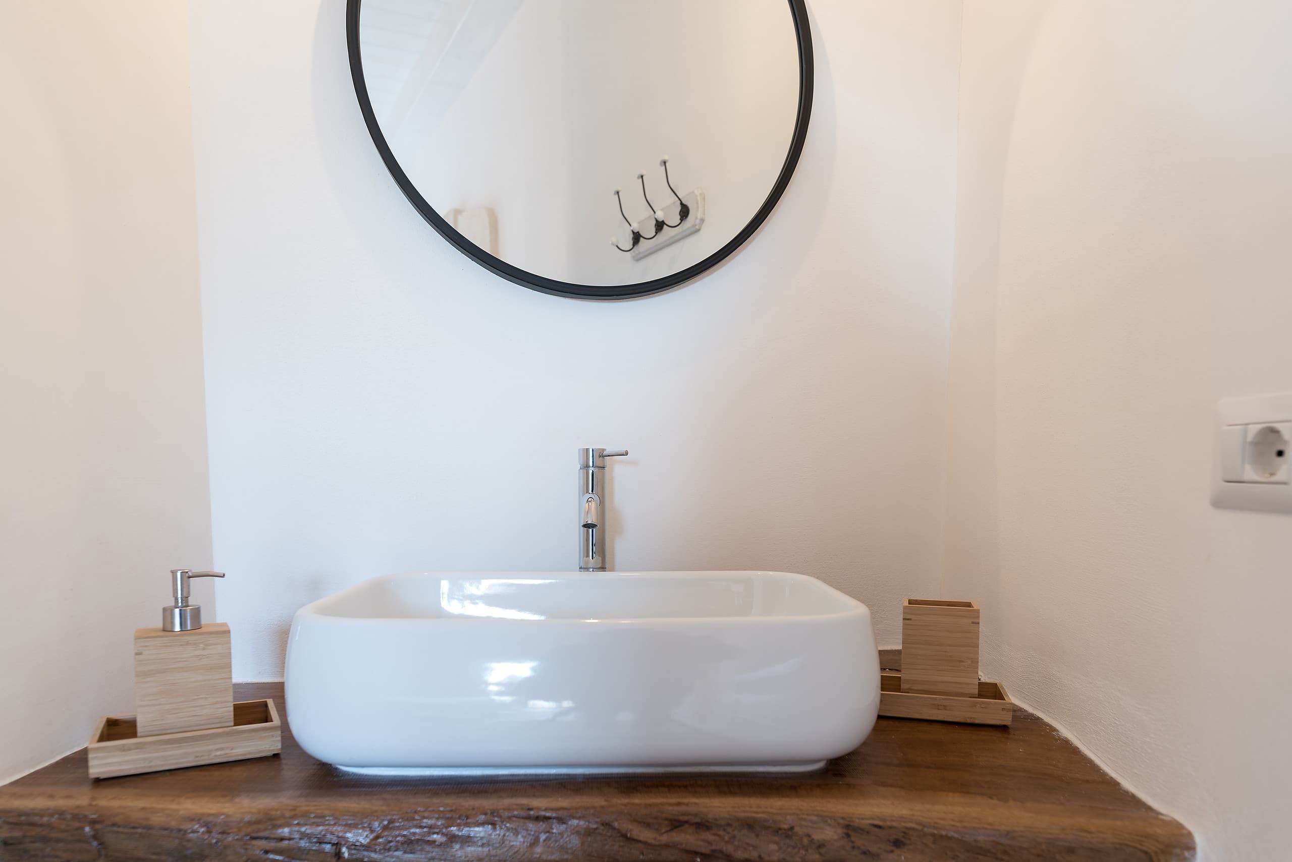 Vasque posée sur un plan de bois massif dans une salle de bain