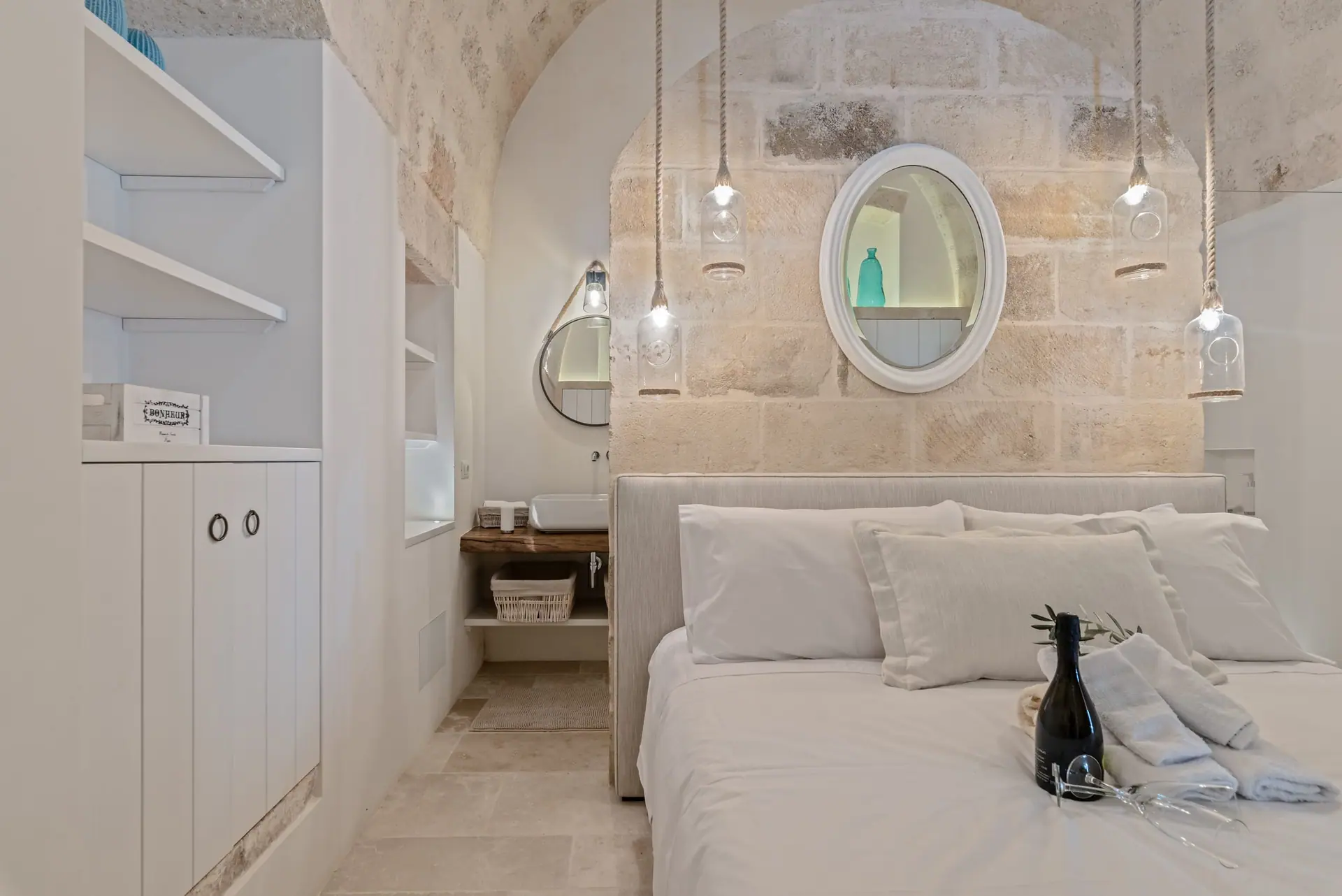 La chambre à la mezzanine, deux lits simples au-dessus du lit matrimonial