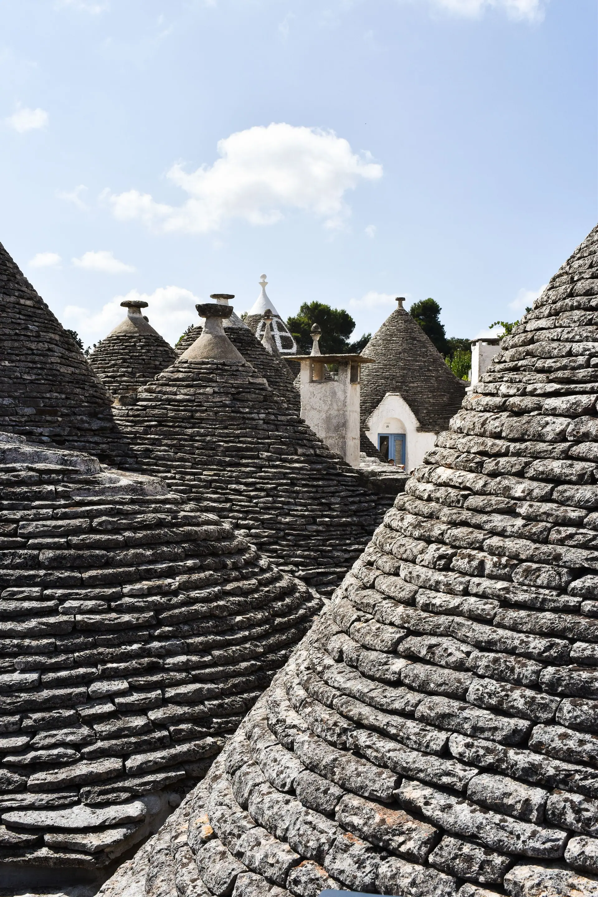 Les toits coniques en pierre sèche des trulli d'Alberobello, serrés les uns contre les autres
