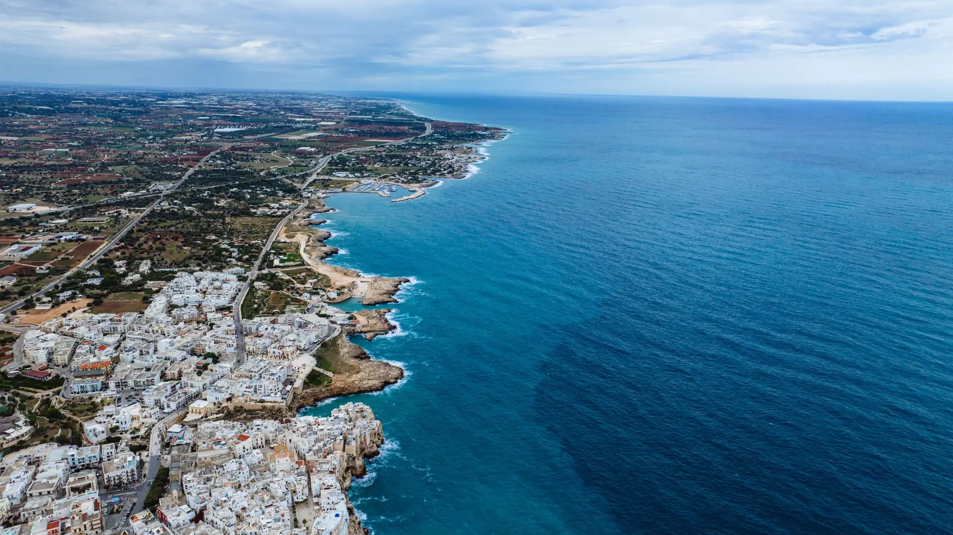 La côte adriatique des Pouilles vue depuis la route, entre Bari et Polignano a Mare