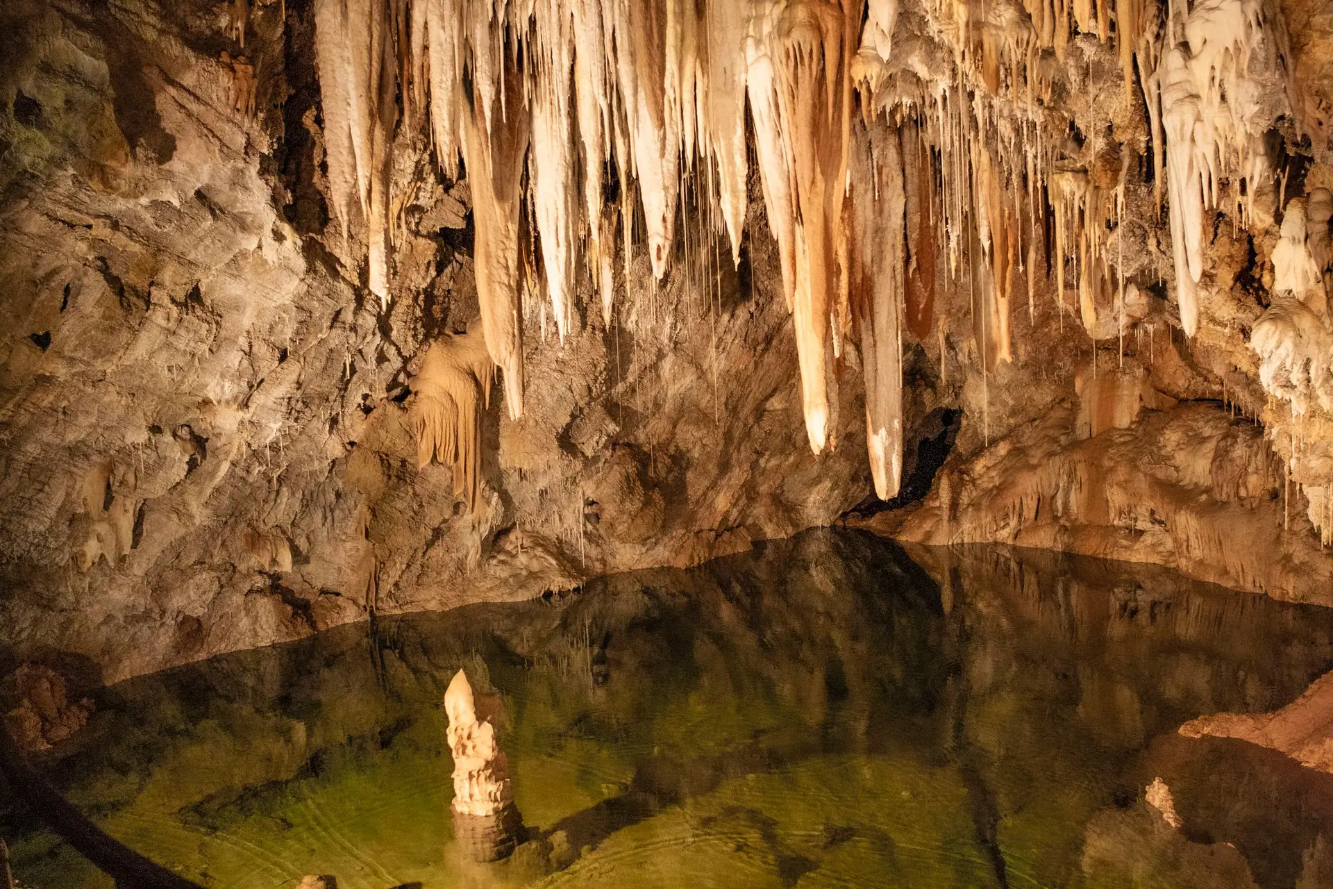 Concrétions calcaires illuminées dans une grotte souterraine