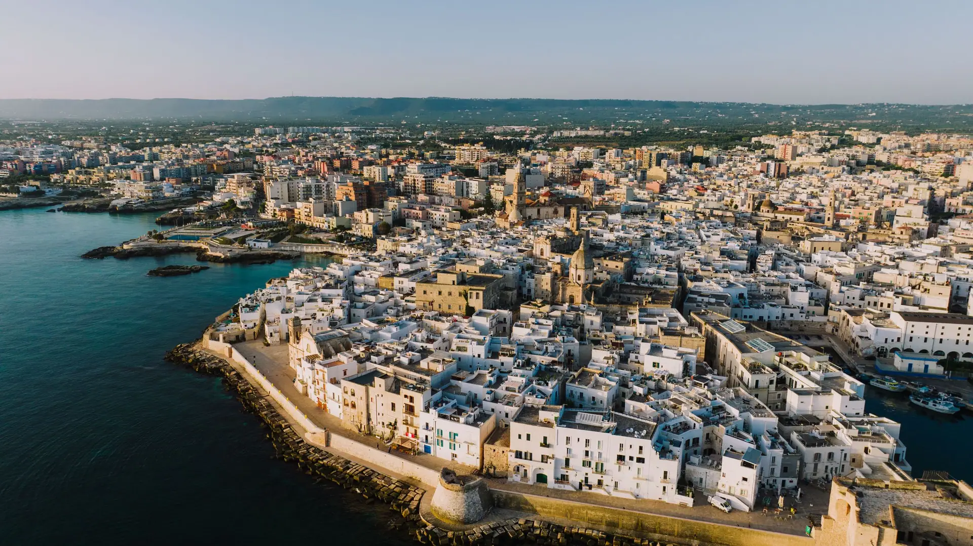 Vue aérienne de la pointe fortifiée de Monopoli, entourée par la mer Adriatique
