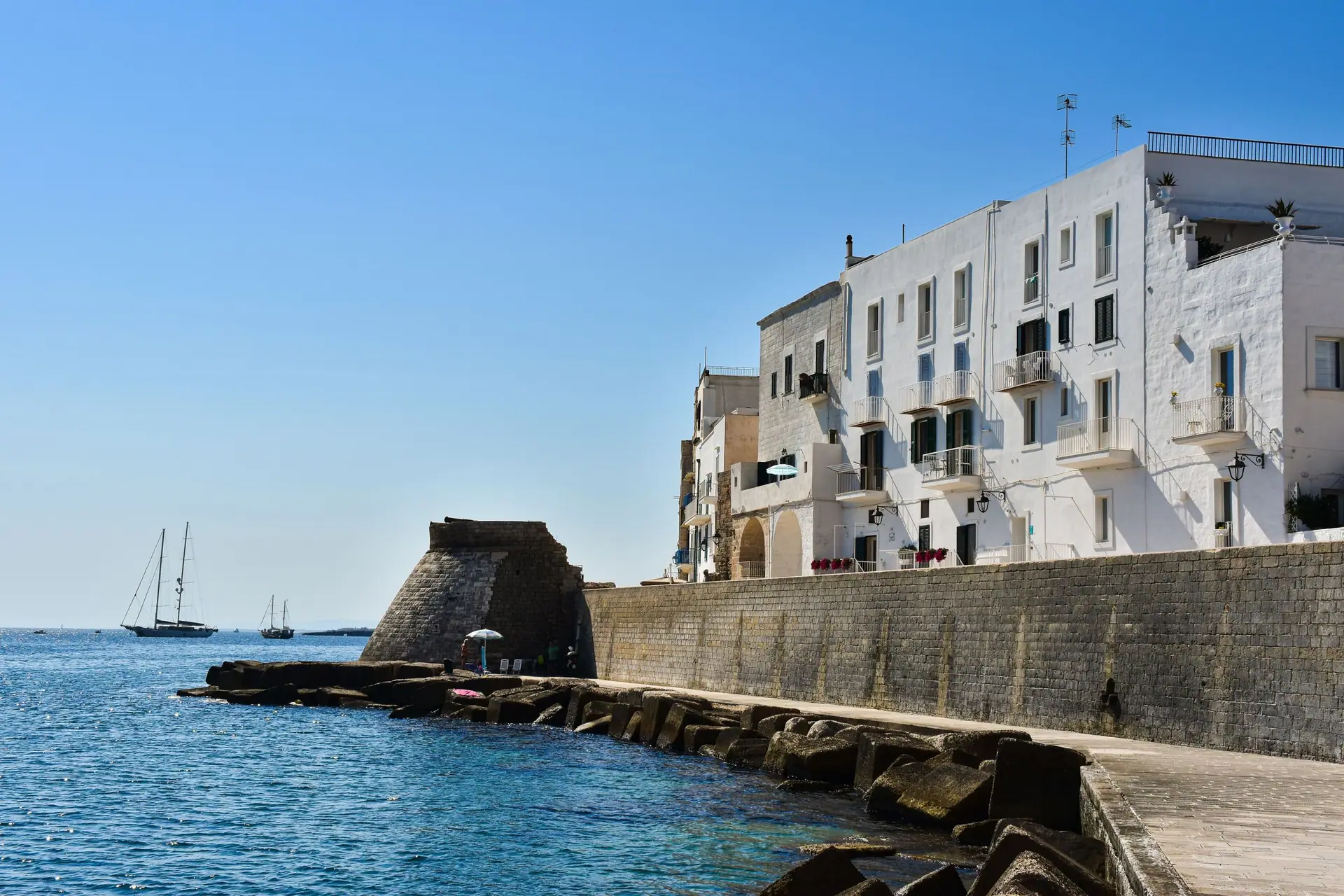 Le bastion et les remparts du XVIe siècle de Monopoli, face à la mer, avec des voiliers au large