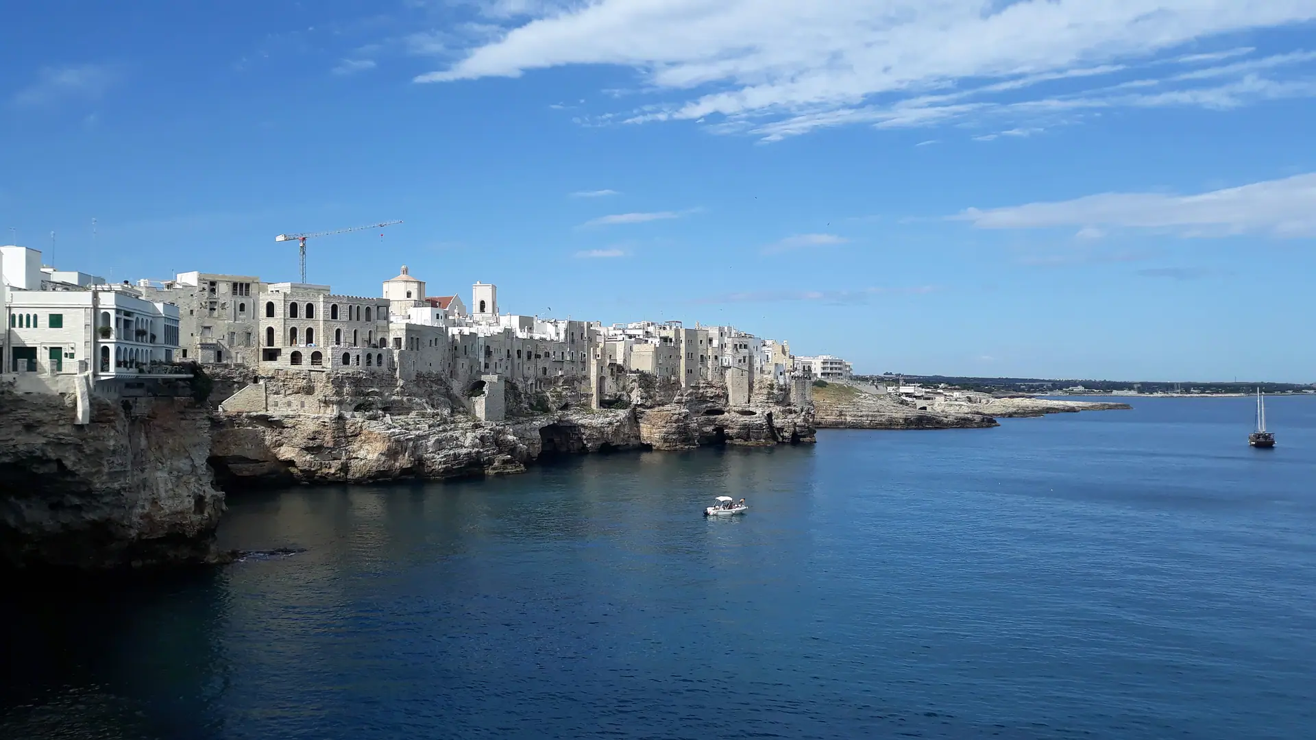 Les maisons blanches de Polignano a Mare bâties au bord de la falaise, au-dessus de l'Adriatique