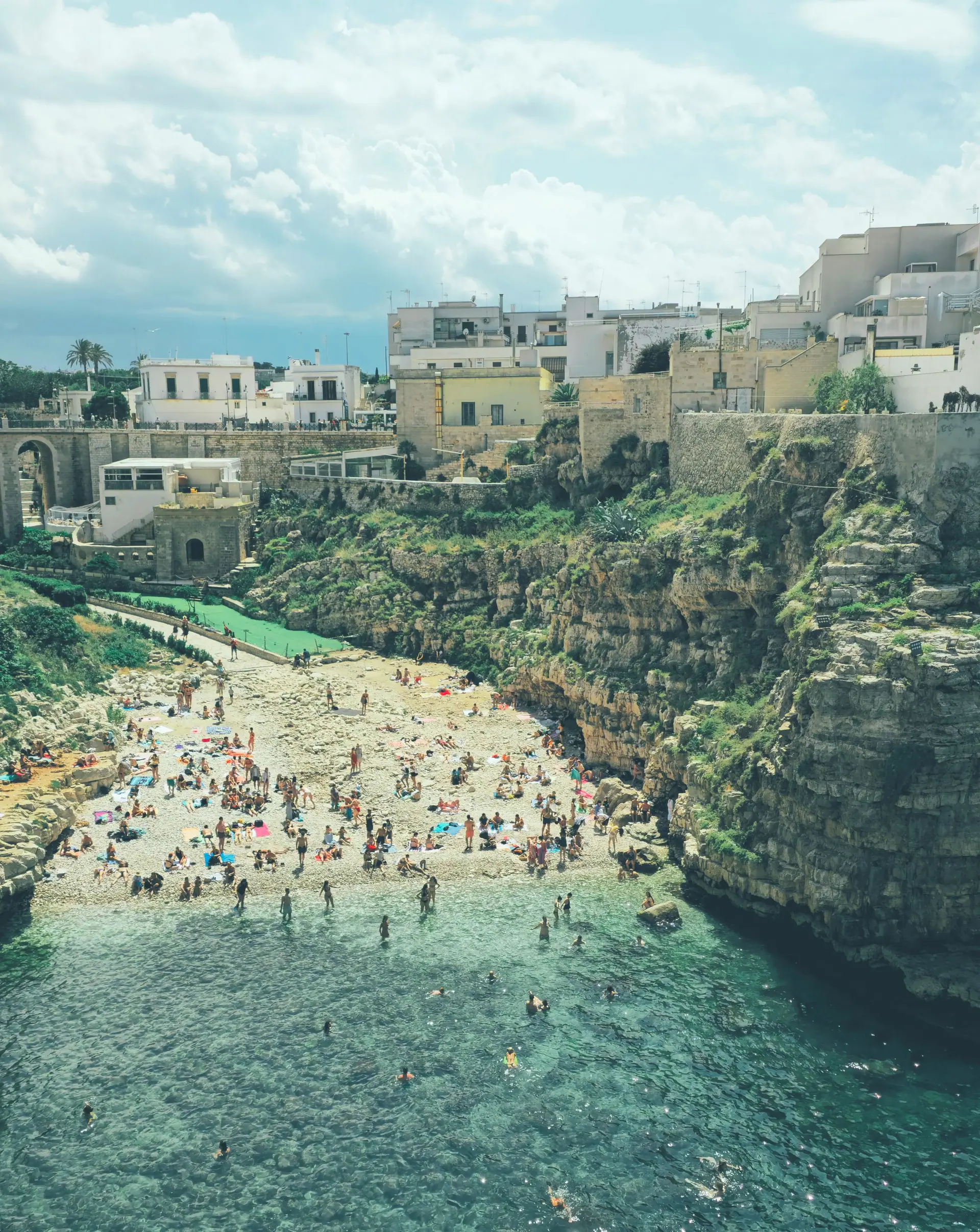 La foule sur les galets de Lama Monachile, encaissée entre les falaises de Polignano a Mare