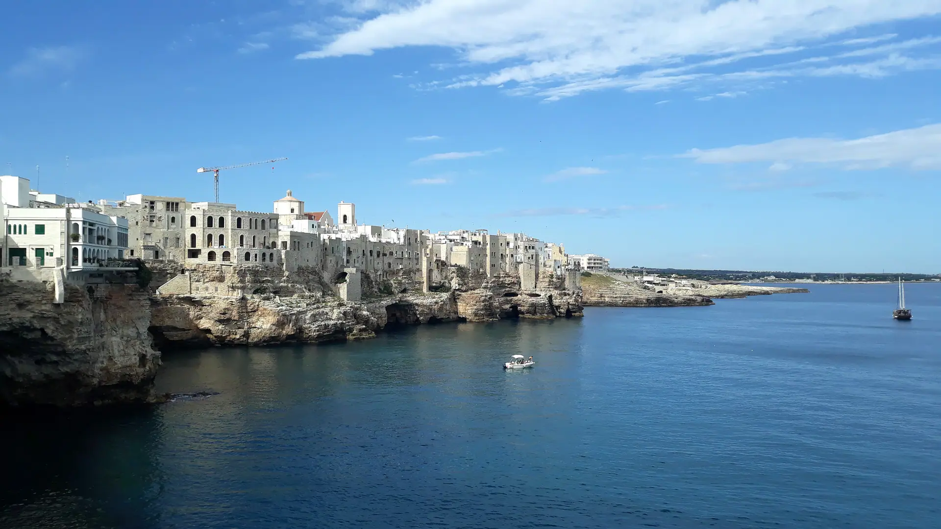 Panorama de Polignano a Mare depuis la mer, les maisons alignées sur la falaise