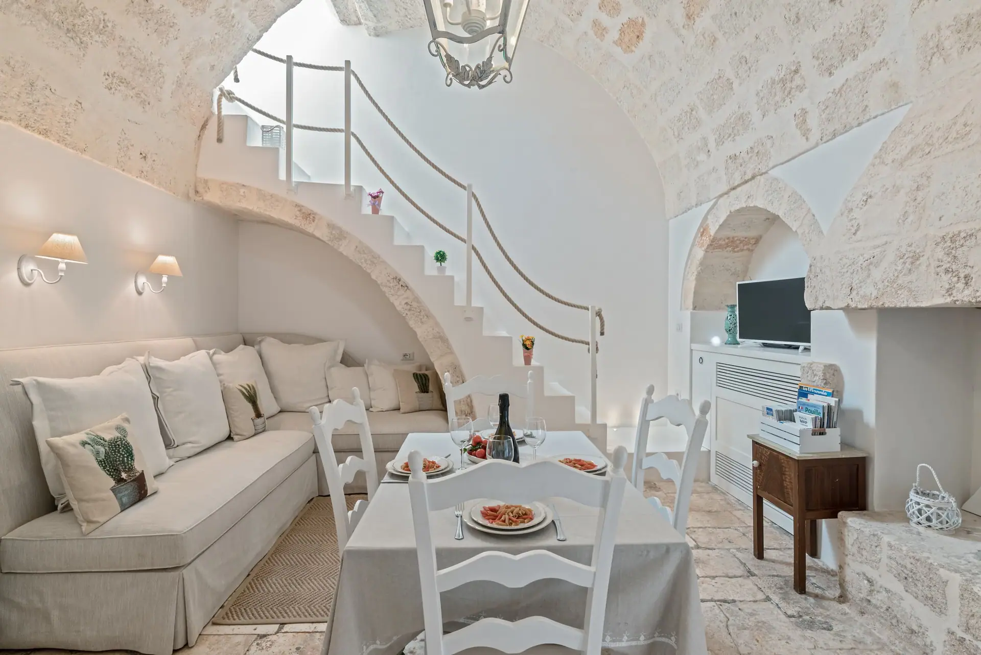 Le salon voûté de l'appartement et son escalier de pierre vers la terrasse